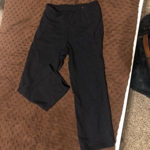 Carrie Underwood mid shin workout leggings